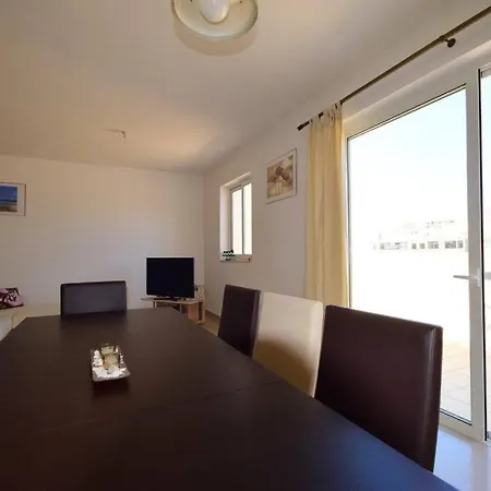 Rooftop St Julians E1