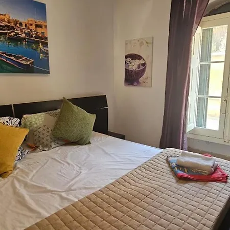 Rooftop St Julians E1 *