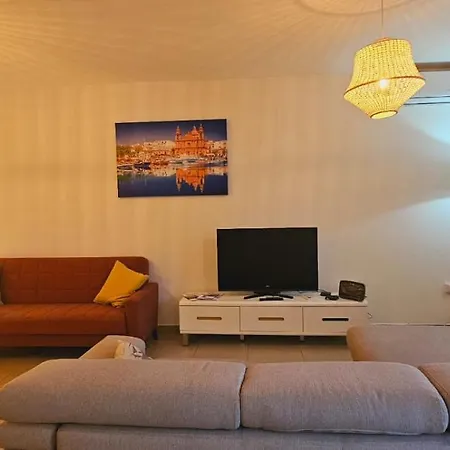 Rooftop St Julians E1 *