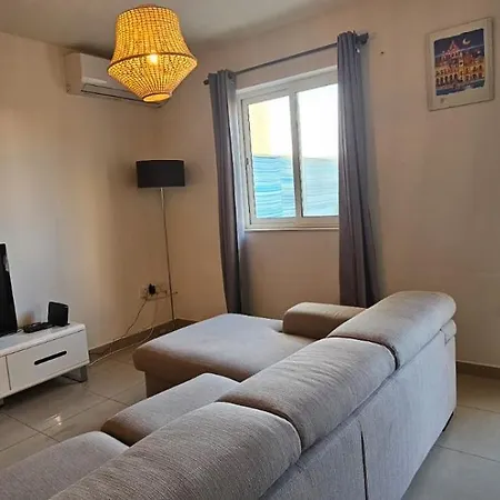 Rooftop St Julians E1 Apartment *