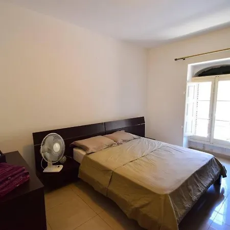 Rooftop St Julians E1