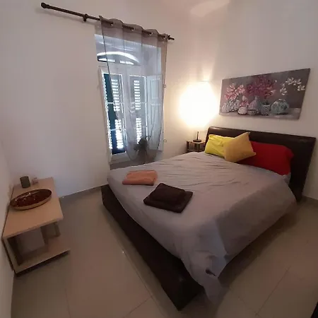 Rooftop St Julians E1 *