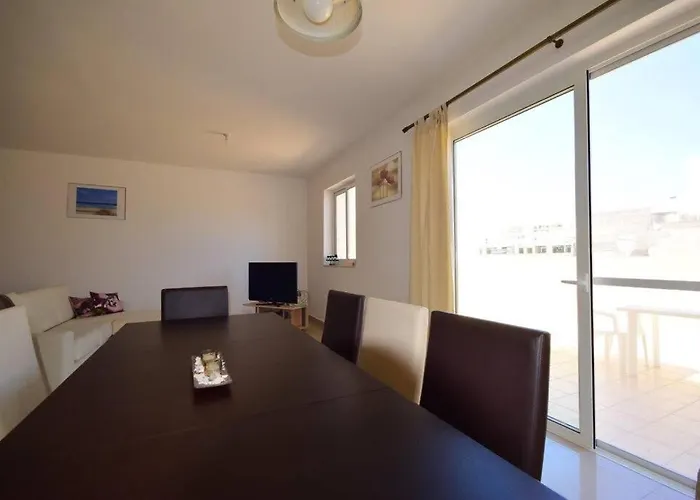 Rooftop St Julians E1