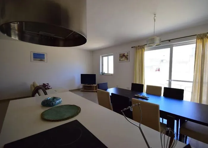 Rooftop St Julians E1