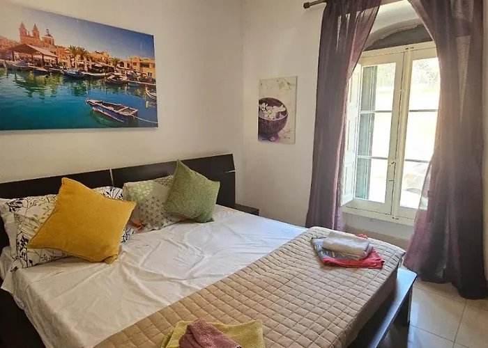 Rooftop St Julians E1