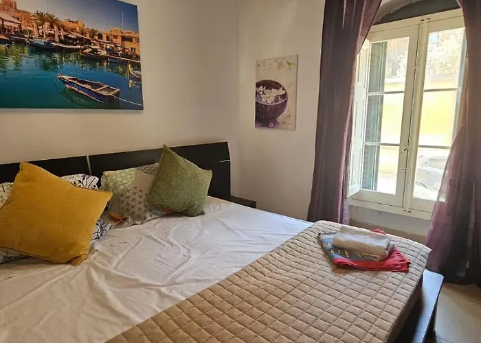 Rooftop St Julians E1 *