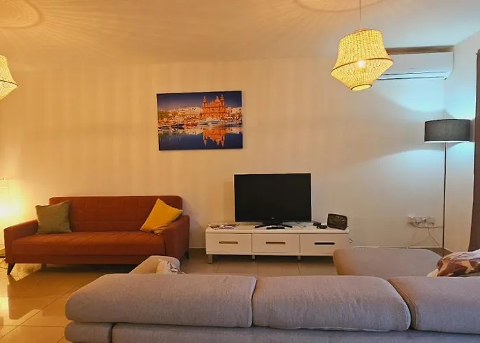 Rooftop St Julians E1 *