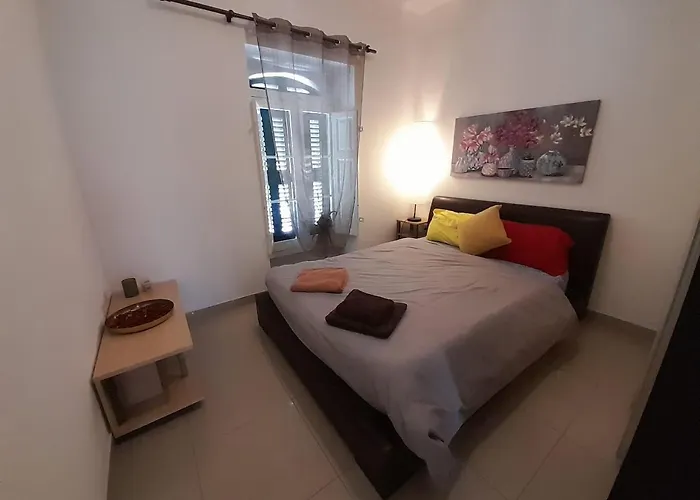 Rooftop St Julians E1 *