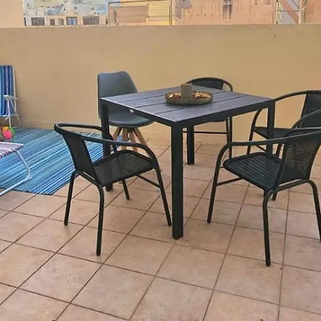 Rooftop St Julians E1 Apartment
